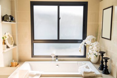 Lüks bir Biege'e banyo beyaz küvet ve beyaz havlu zekâ ile