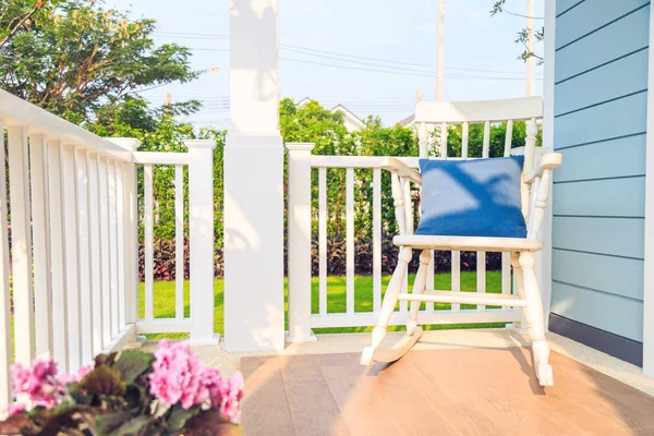 Una mecedora blanca de madera en balcón con fondo natural . — Foto de Stock