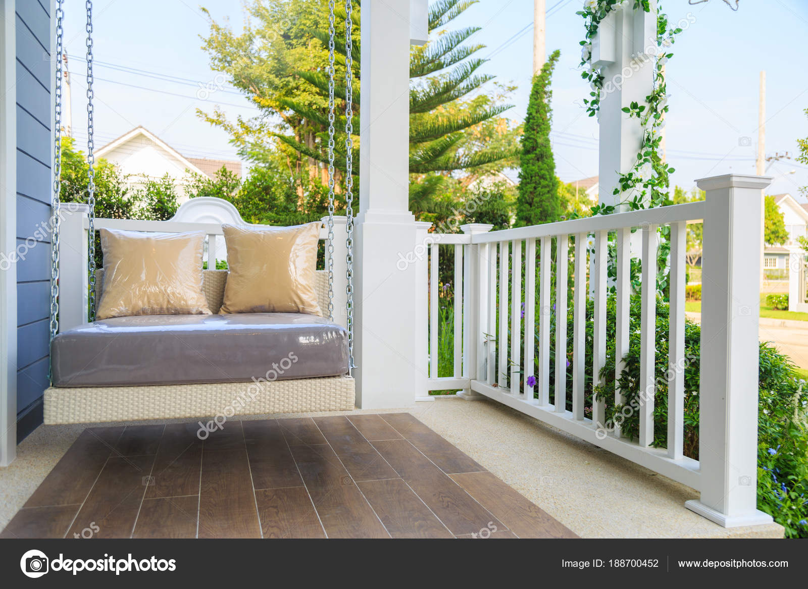 Un columpio moderno en un balcón con fondo natural — Foto de