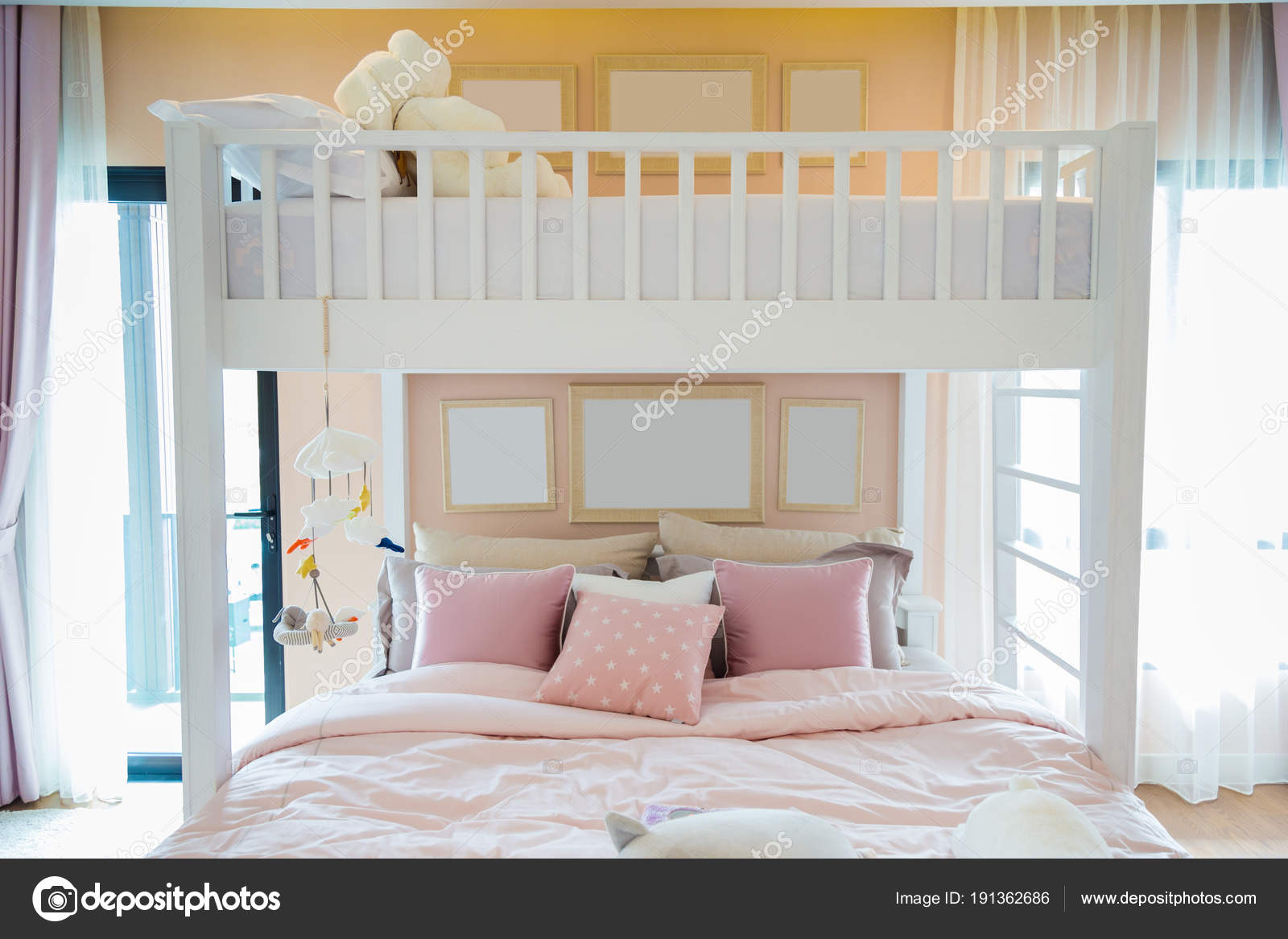 Etagenbett Holz Weiß : Ein weißes holz etagenbett mit einem rosa kissen und frames an wand