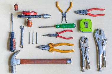 Ahşap arka plan üzerinde eski bir inşaat araçları.