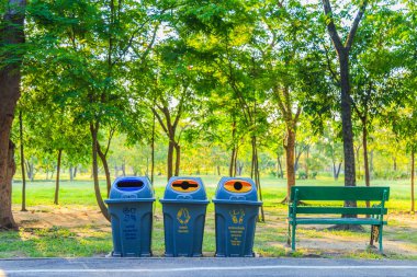 Üç plastik depo ve bu arada Park doğa ile tezgah 