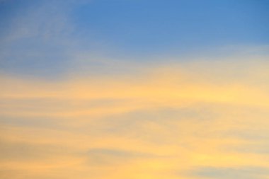 Alacakaranlık gökyüzü altın bulutlar ve mavi gökyüzü ile.