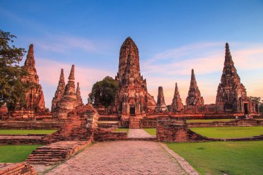 Wat Chaiwatthanaram antik bir harabe mavi gökyüzü ile.