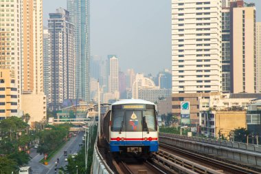 Bangkok, Tayland - 19 Ocak 2020: BTS Sky treni akşam kente gitmek üzere trenle hareket ediyor. 