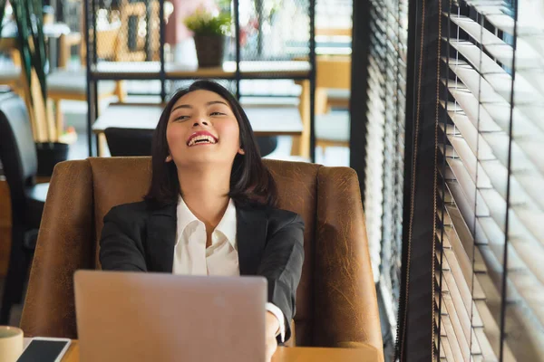 Cerca Sonriente Joven Mujer Asiática Traje Formal Sentado Delante Computadora — Foto de Stock