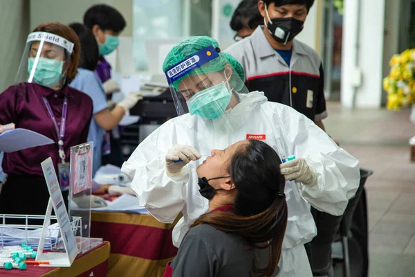 2020年4月13日 病院の専門家が感染症のための保護服を着ており 中央Rattanathibetデパートの前でテストを求めるために来る一般の人々にウイルスのテストをしています — ストック写真