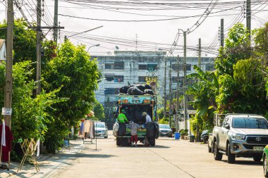 Nonthaburi, Tayland - 17 Nisan 2020: Yerel çöp toplayıcısı Cuma sabahı kendi köyündeki çöp kamyonuna çöp topluyor.