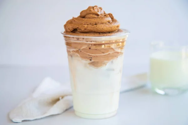 Home Made Dalgona Montata Malto Una Tazza Sul Tavolo Bianco — Foto Stock