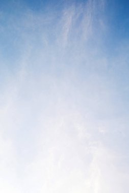 Yazın mavi gökyüzünde beyaz bulutlar.