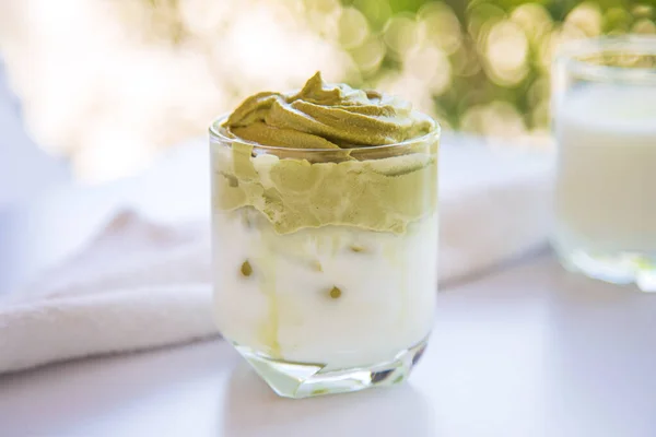 Home Made Dalgona Montata Verde Una Tazza Sul Tavolo Bianco — Foto Stock