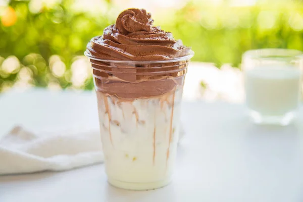 Home Made Dalgona Cioccolato Montata Una Tazza Sul Tavolo Bianco — Foto Stock