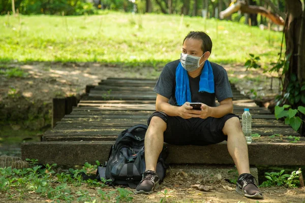 Hombre Asiático Ropa Casual Negro Con Una Máscara Gripe Sentado —  Fotos de Stock