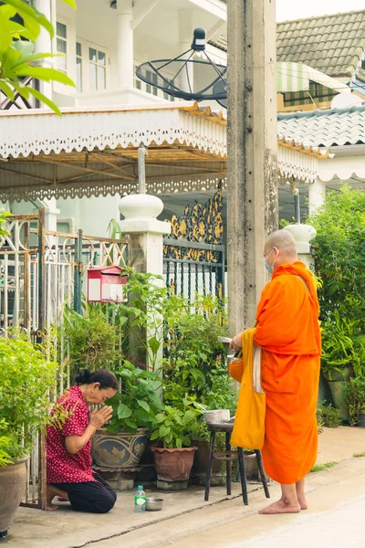 Нонтабурі Тайланд Травня 2020 Стара Азіатка Сидить Поважає Буддійських Ченців — стокове фото