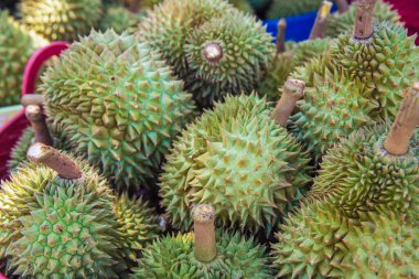 Marketin önündeki sepette birçok Durian var. Durian, Tayland 'da çok popüler bir meyve..