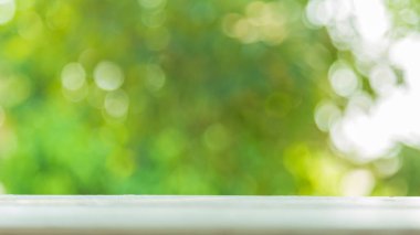 Soyut tropikal doğa bulanık arkaplan ile boş beyaz tahta masa üstü.