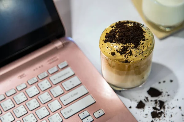 Chiudi Tazza Caffè Dalgona Sul Desktop Bianco Accanto Computer Portatile — Foto Stock