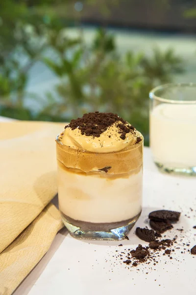 Fatto Casa Dalgona Caffè Montata Con Biscotti Crump Una Tazza — Foto Stock