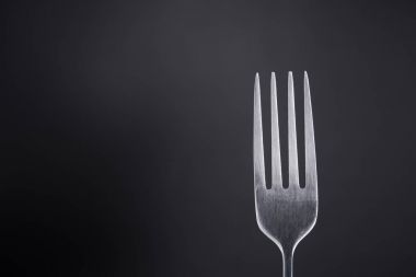 siyah arka planda çatal