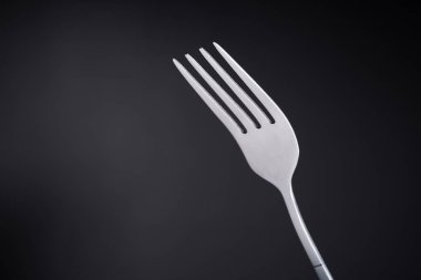 siyah arka planda çatal