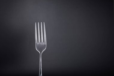 siyah arka planda çatal