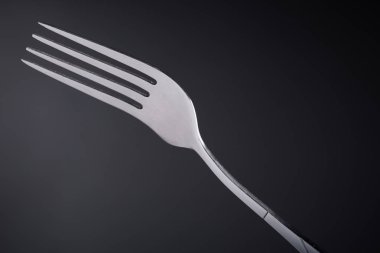 siyah arka planda çatal