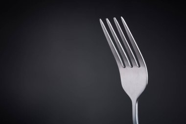 siyah arka planda çatal