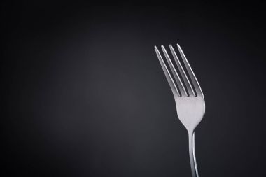 siyah arka planda çatal