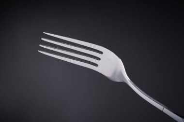 siyah arka planda çatal