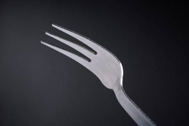 siyah arka planda çatal