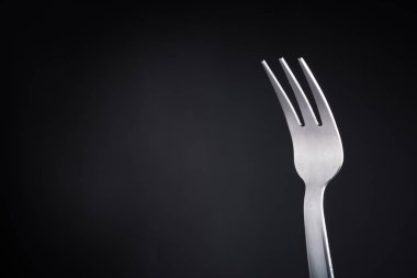 siyah arka planda çatal