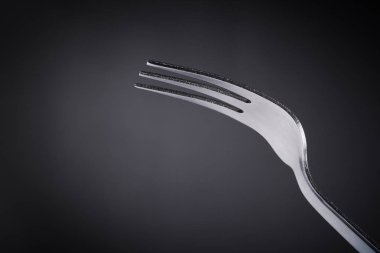 siyah arka planda çatal