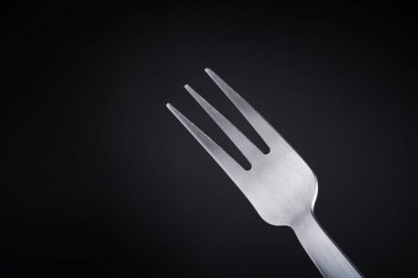 siyah arka planda çatal