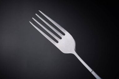 siyah arka planda çatal