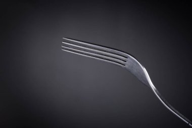 siyah arka planda çatal