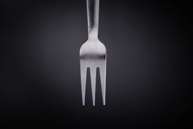 siyah arka planda çatal