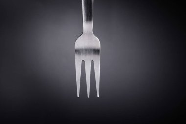 siyah arka planda çatal