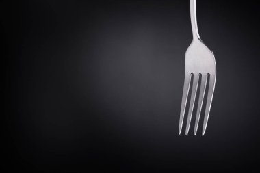 siyah arka planda çatal