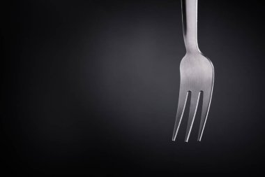 siyah arka planda çatal