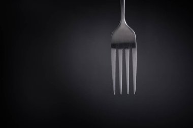 siyah arka planda çatal