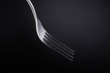 siyah arka planda çatal