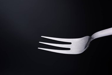 siyah arka planda çatal