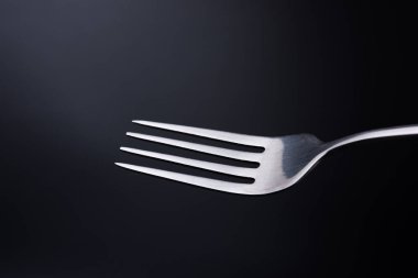 siyah arka planda çatal