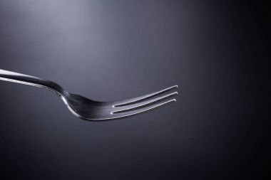 siyah arka planda çatal