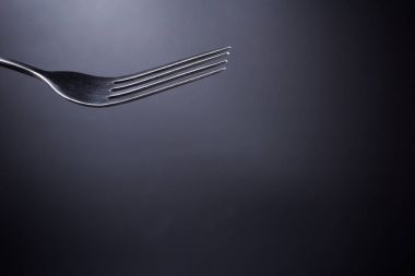 siyah arka planda çatal