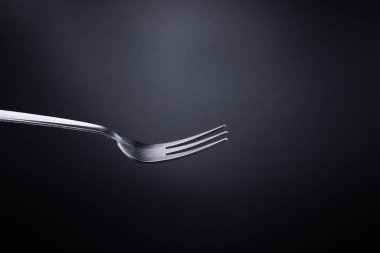 siyah arka planda çatal