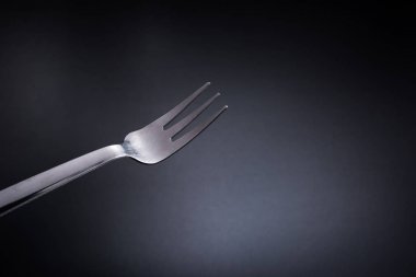 siyah arka planda çatal