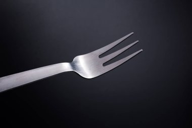 siyah arka planda çatal