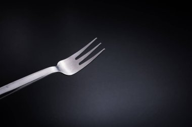 siyah arka planda çatal