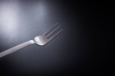 siyah arka planda çatal